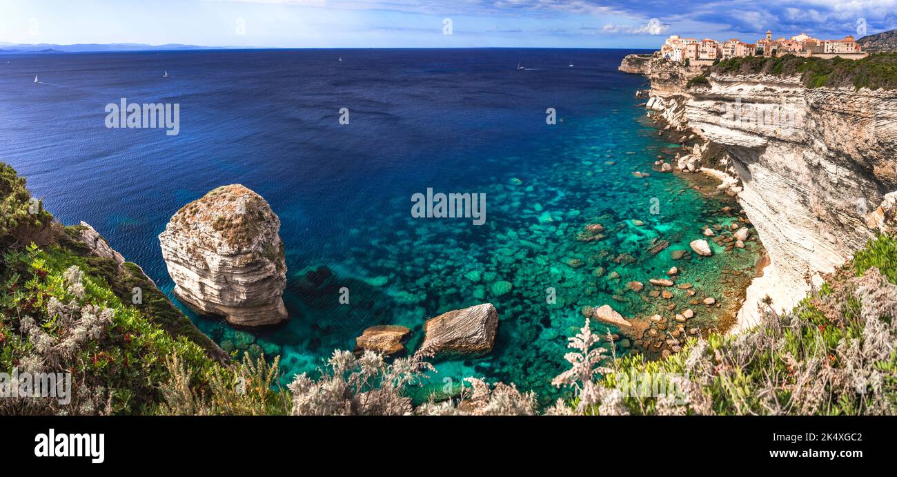 Bonifacio - splendide ville côtière au-dessus des rochers au sud de l'île de Corse, vue panoramique Banque D'Images