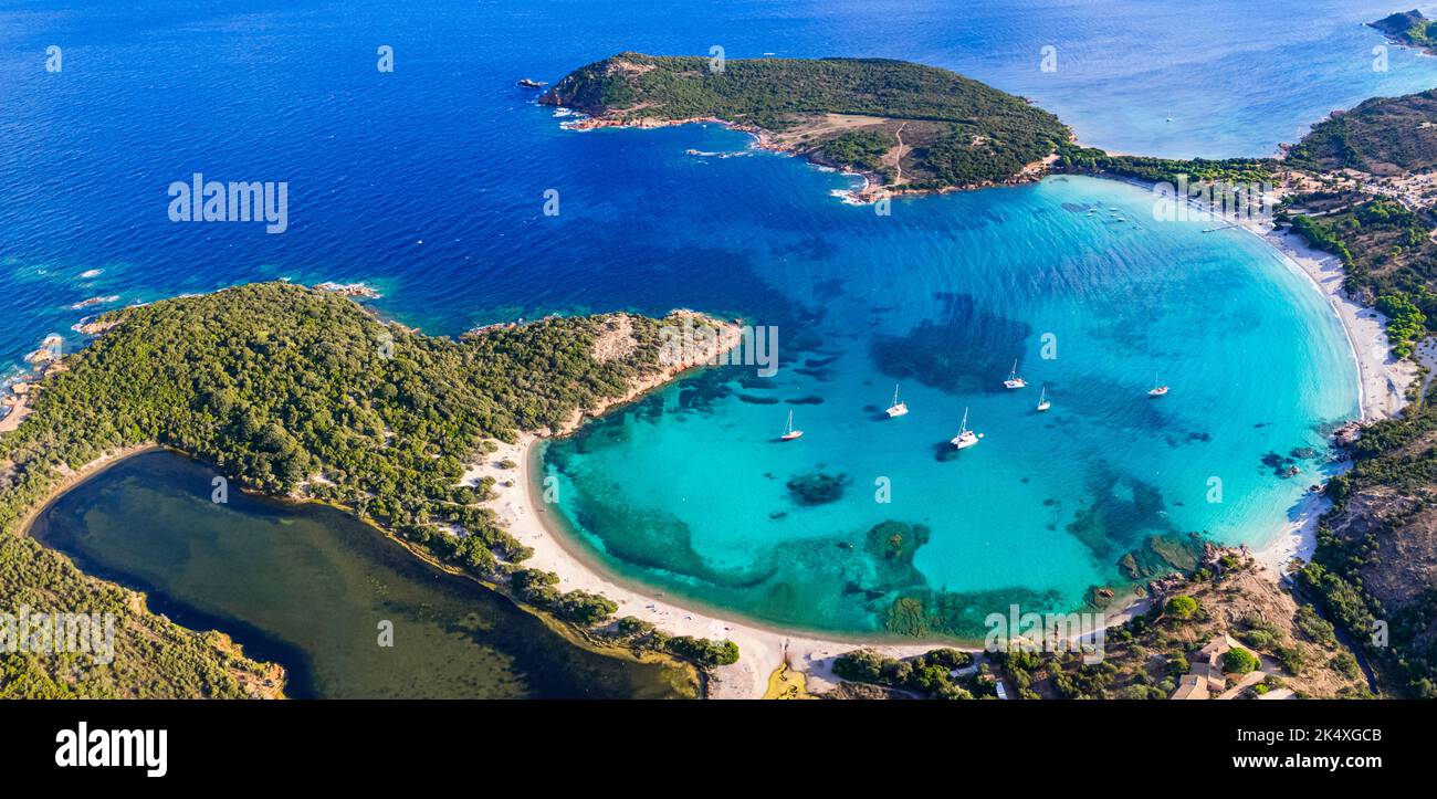 Les meilleures plages de l'île de Corse - vue panoramique aérienne de la belle plage de Rondinara avec forme ronde parfaite et mer turquoise cristal. Banque D'Images