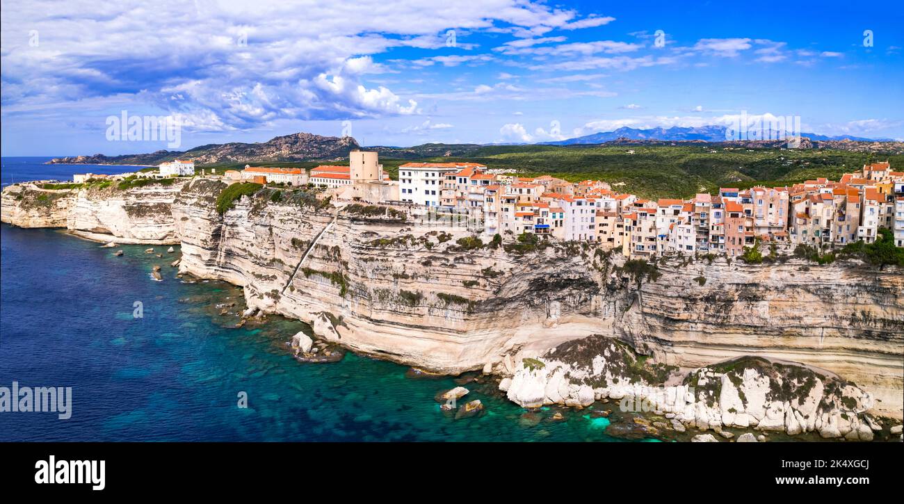Bonifacio - splendide ville côtière au sud de l'île de Corse, vue aérienne par drone des maisons suspendues sur des rochers. France Banque D'Images