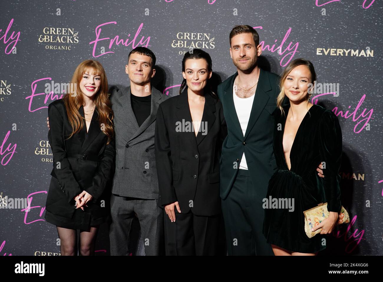 (De gauche à droite) Amelia Gething, Fionn Whitehead, Emma Mackey, Oliver Jackson-Cohen et Alexandra Dowling arrivent à la première britannique d'Emily à Everyman Borough yards à Londres. Date de la photo: Mardi 4 octobre 2022. Banque D'Images