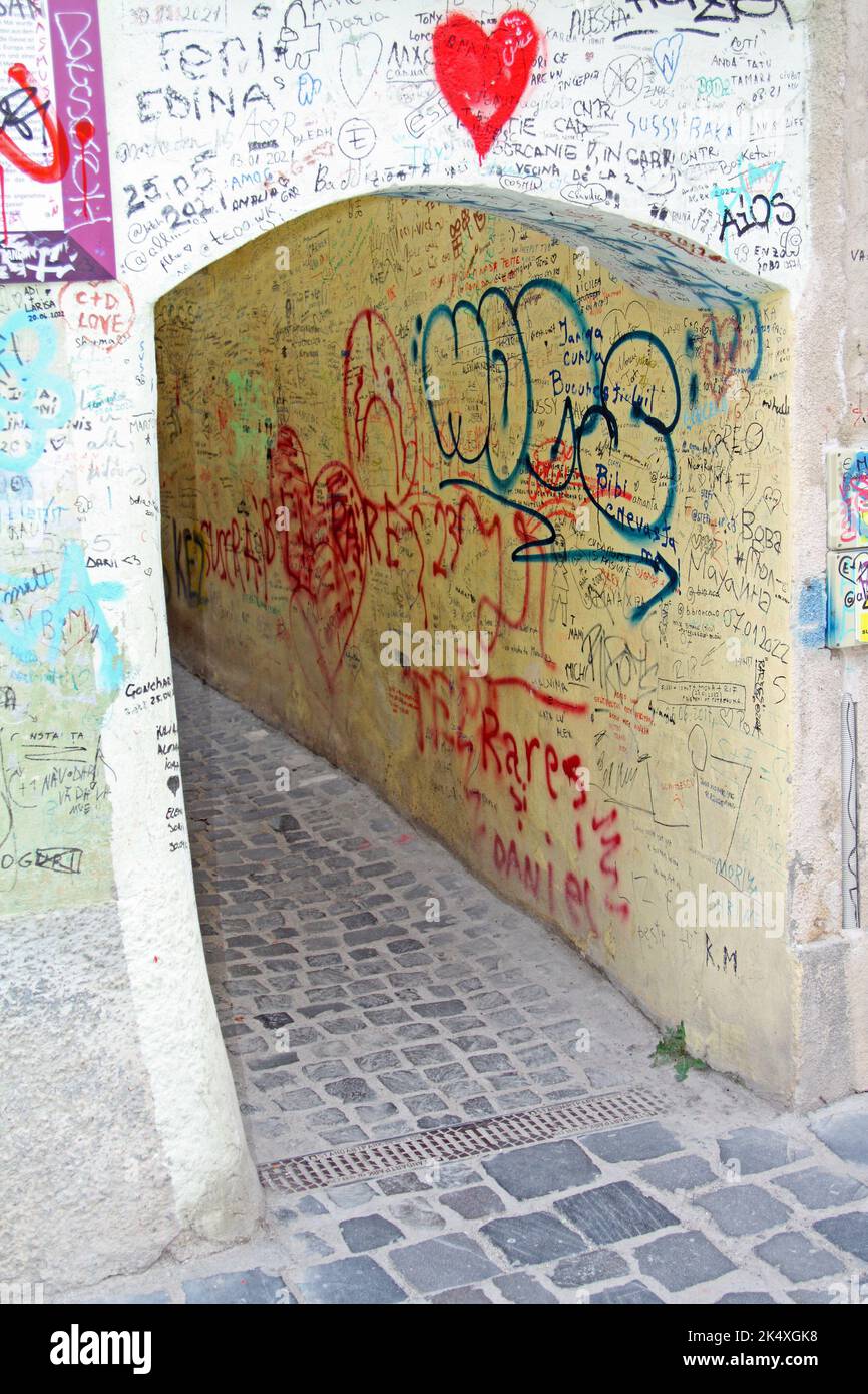 Strada Sforii (Rope Street), la rue la plus étroite de la ville de Brasov, Transylvanie, Roumanie. Banque D'Images