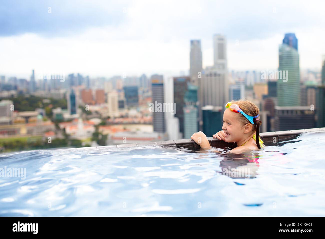 Enfants qui nagent dans la piscine extérieure sur le toit