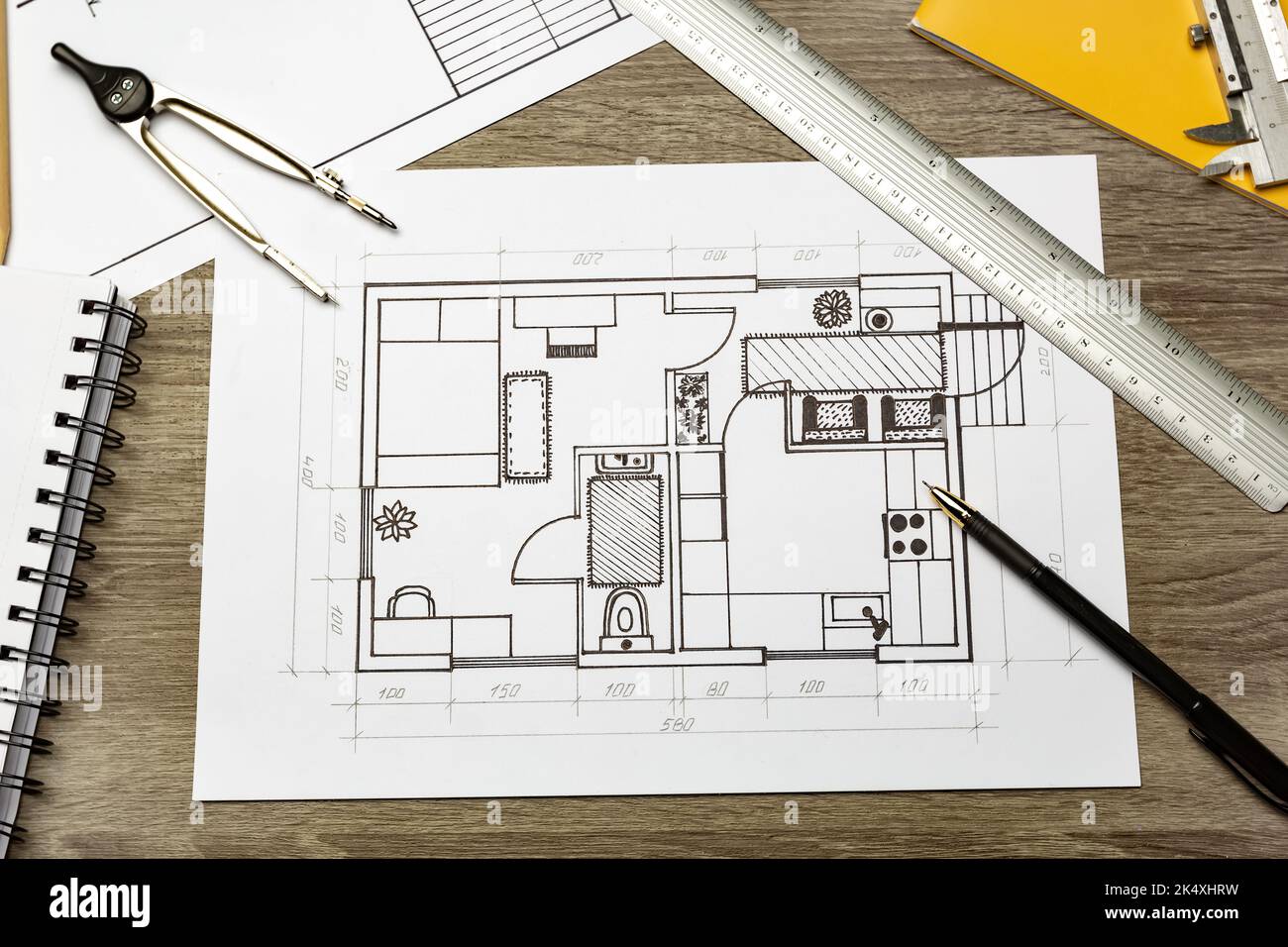 Dessin de conception de l'intérieur sur papier au bureau. Modèles. Banque D'Images