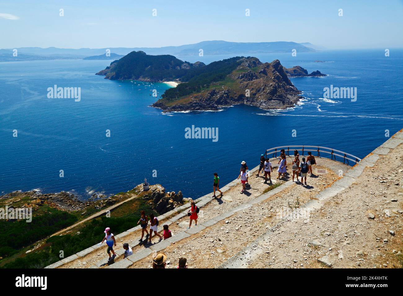 Touristes randonnée sur le sentier jusqu'au sommet de l'Illa de Faro ou Montefaro, Îles Cies, Galice, Espagne Banque D'Images Touristes randonnée sur le sentier jusqu'au sommet de l'Illa de Faro ou Montefaro, Îles Cies, Galice, Espagne Banque D'Images
