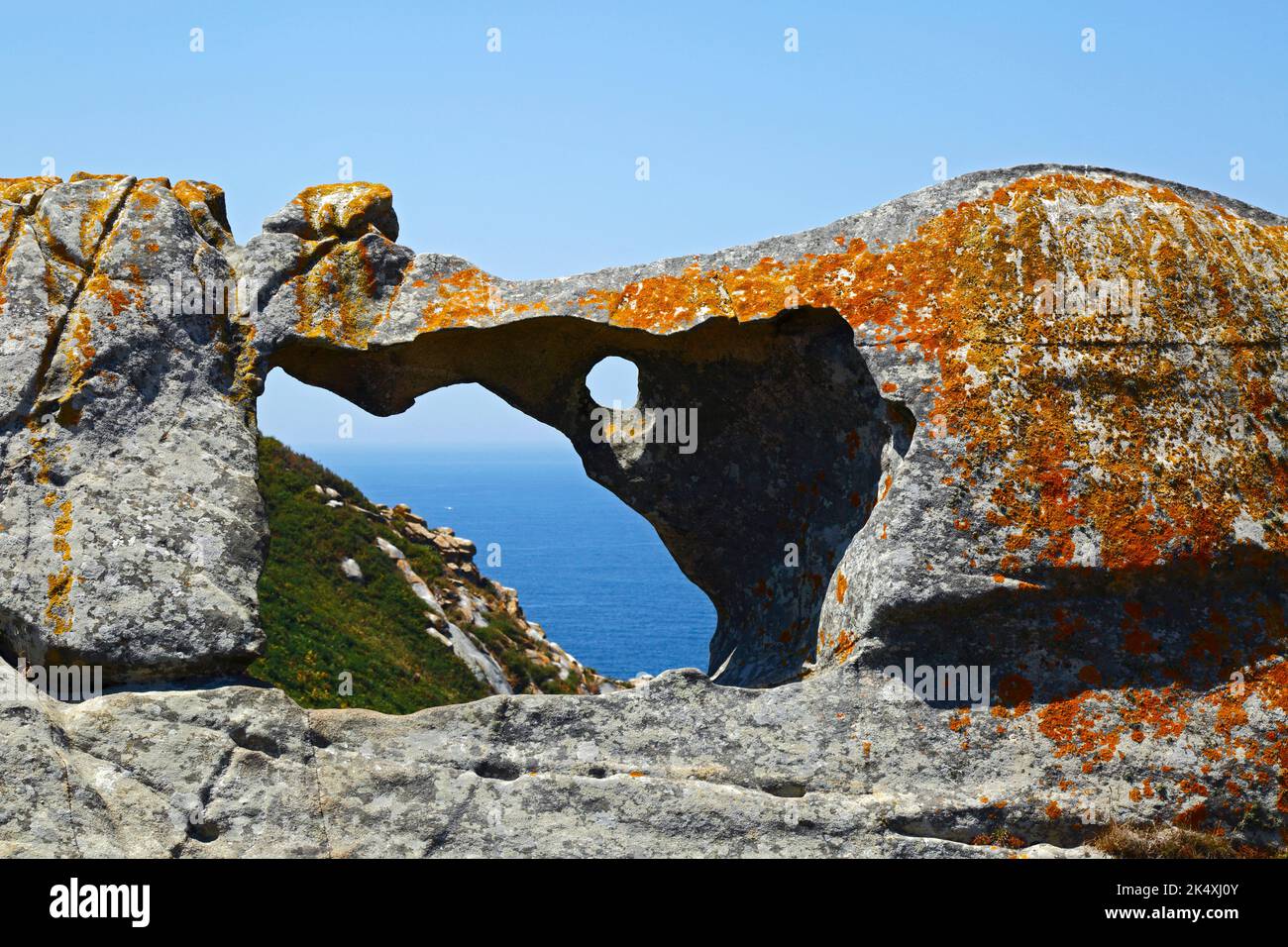 La formation rocheuse Pedra da Campa sur Illa de Faro ou Montefaro; le centre des 3 principales îles qui composent les îles Cies, Galice, Espagne. Banque D'Images La formation rocheuse Pedra da Campa sur Illa de Faro ou Montefaro; le centre des 3 principales îles qui composent les îles Cies, Galice, Espagne. Banque D'Images