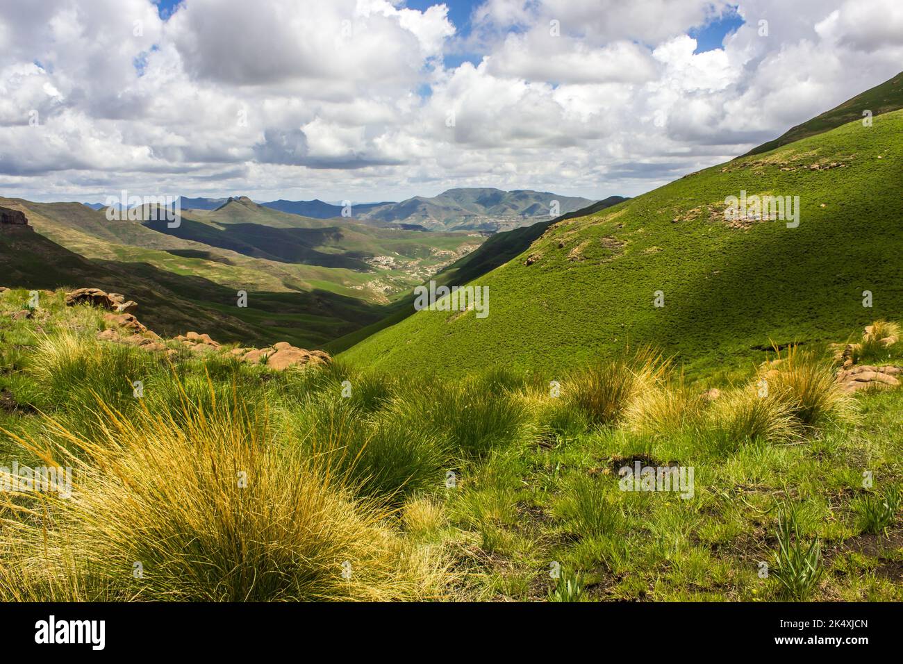 Vue sur une partie isolée des collines vallonnées du Drakensberg Mountaouns dans le parc national du Golden Gate, Afrique du Sud. Banque D'Images