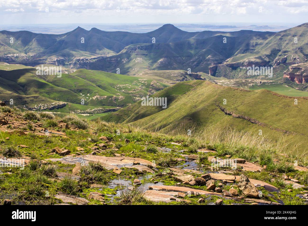 Vue depuis un haut plateau sur les montagnes du Drakensberg de l'État libre, Afrique du Sud Banque D'Images