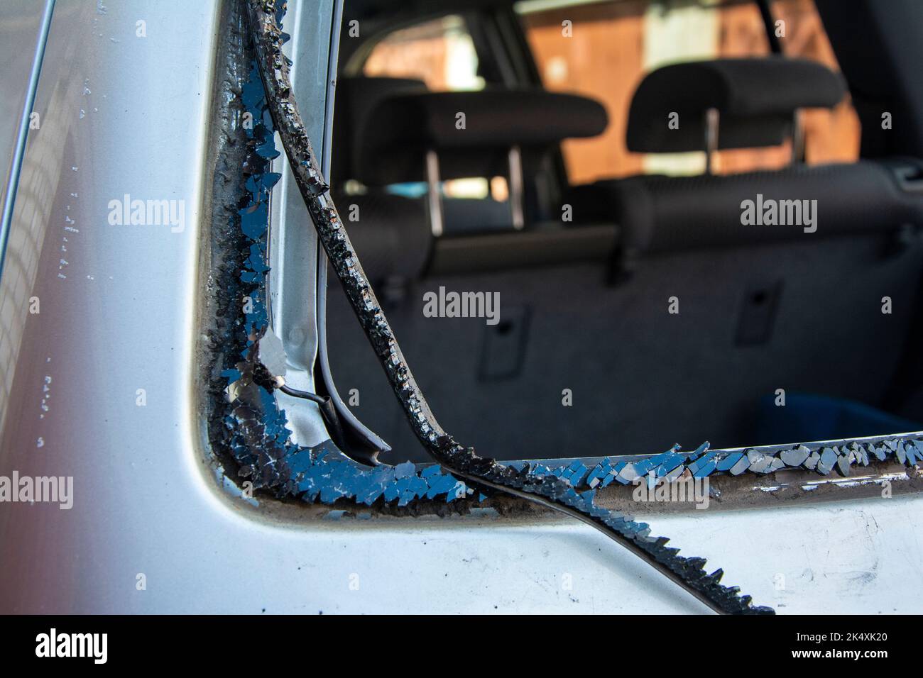 vitre arrière cassée de la voiture. les restes de verre de voiture dans la fenêtre Banque D'Images