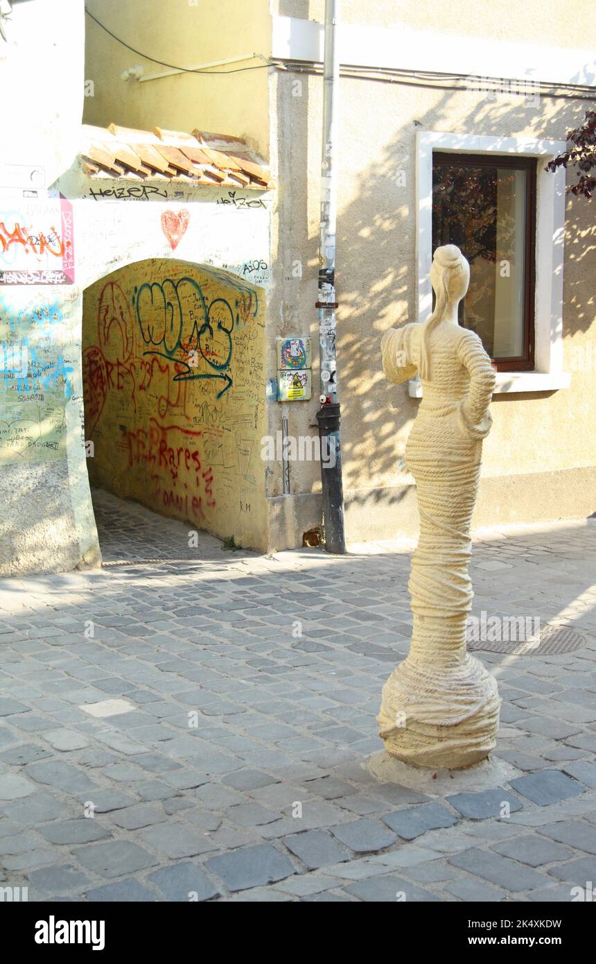 Statue à la jonction de Strada Cerbului (rue Stag) et Strada Sforii (rue Rope), la rue la plus étroite de la ville de Brasov, Transylvanie, Roumanie Banque D'Images