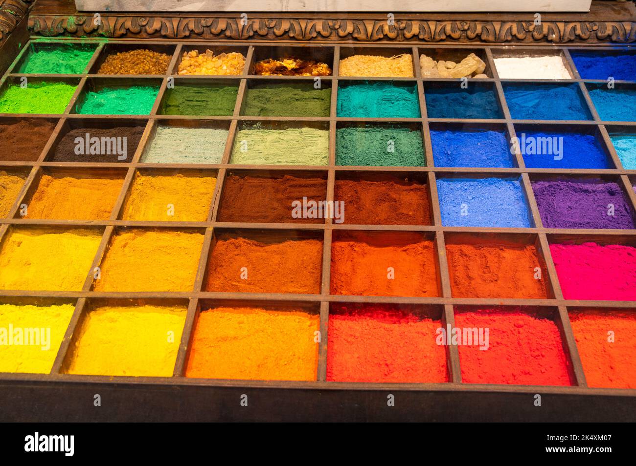 Pigments de couleur naturelle exposés dans une boutique de fournitures d'art à Venise, Italie. Banque D'Images