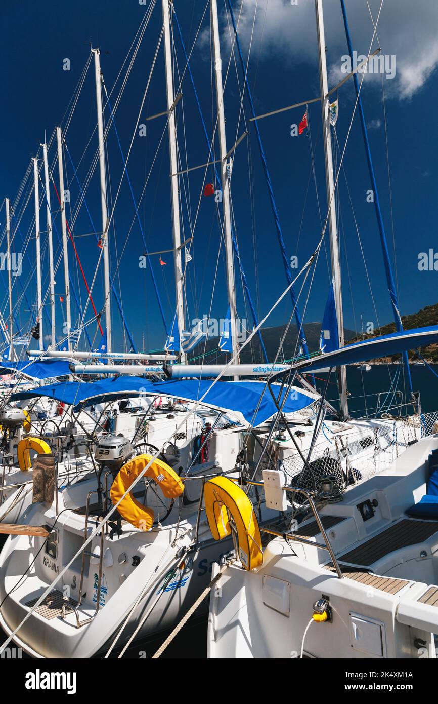 Agia Efimia, l'île de Céphalonie, Grèce - 14 juillet, 2019 : Blanc disponibles à louer contre ciel bleu à un quai dans le port d'Agia Efimia Banque D'Images