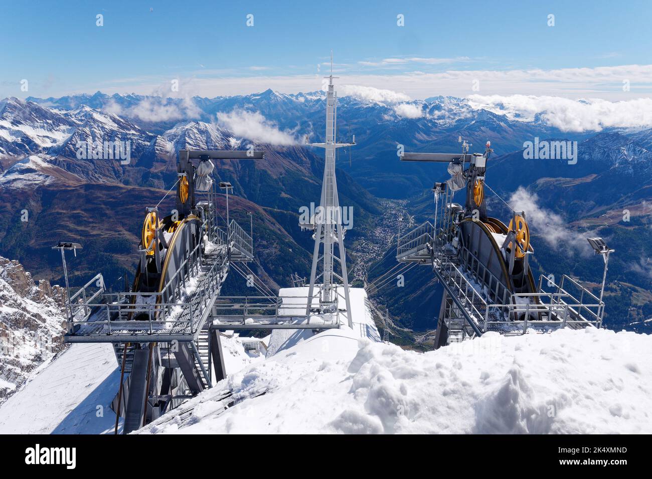 Skyway Monte Bianco, un système de téléphérique près de Courmayeur, Vallée d'Aoste en Italie, à côté du Mont blanc. Vue sur Courmayeur. Banque D'Images