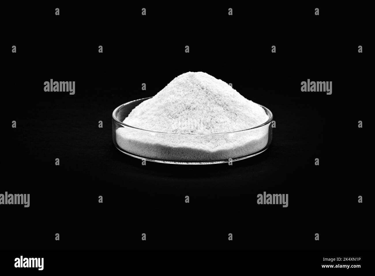 Poudre de collagène hydrolysé, en laboratoire, produit pharmaceutique destiné à l'industrie alimentaire, à l'isolement et au copyspace Banque D'Images Poudre de collagène hydrolysé, en laboratoire, produit pharmaceutique destiné à l'industrie alimentaire, à l'isolement et au copyspace Banque D'Images