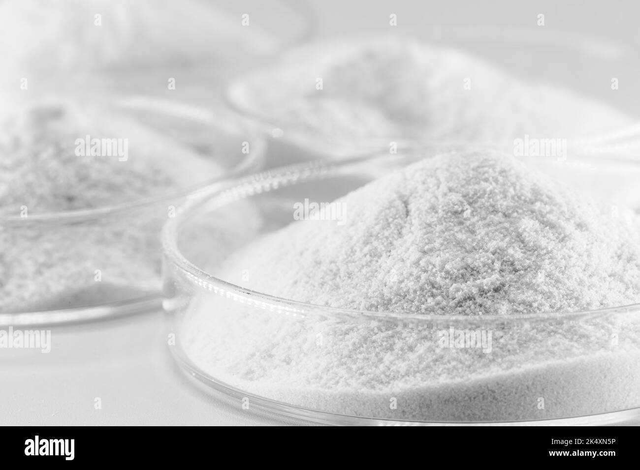 Poudre de collagène hydrolysé, en laboratoire, produit pharmaceutique destiné à l'industrie alimentaire, à l'isolement et au copyspace Banque D'Images Poudre de collagène hydrolysé, en laboratoire, produit pharmaceutique destiné à l'industrie alimentaire, à l'isolement et au copyspace Banque D'Images