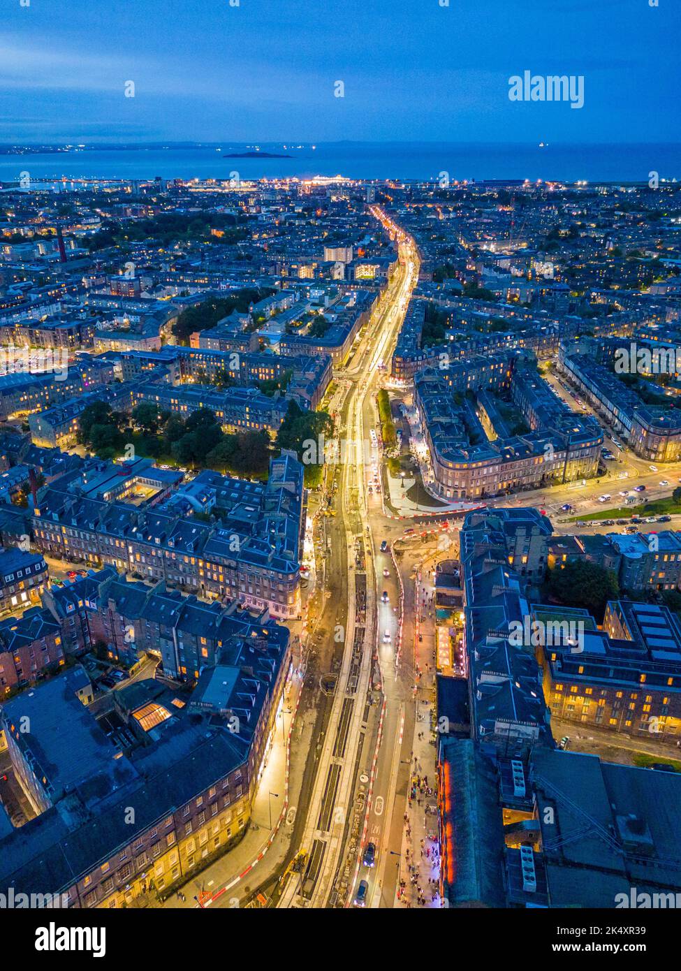 Vue aérienne au crépuscule de Leith Walk et horizon d'Édimbourg, Écosse, Royaume-Uni Banque D'Images