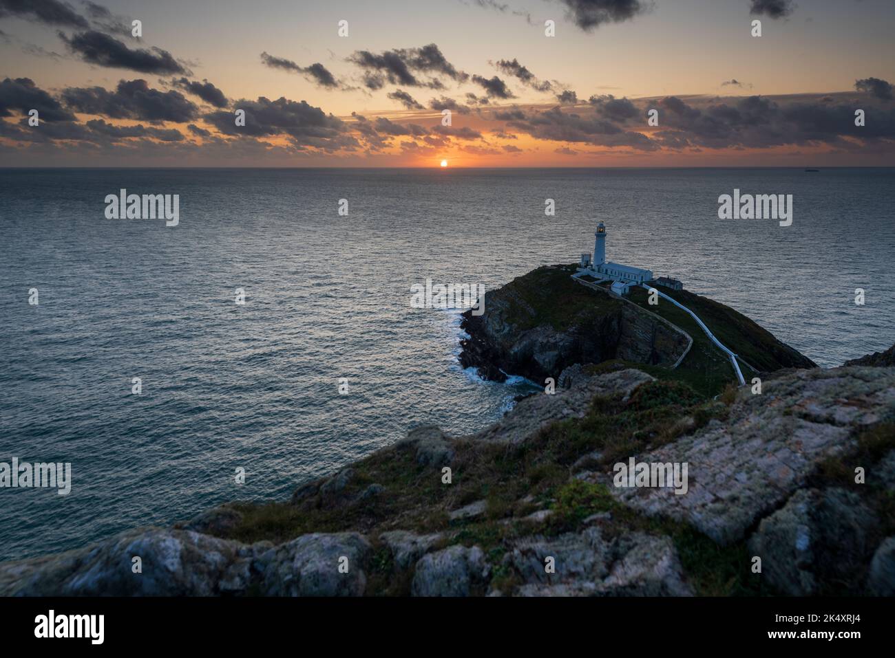 Phare de South Stack sur l'île Holy, au large du nord-ouest du pays de Galles, pris au coucher du soleil Banque D'Images Phare de South Stack sur l'île Holy, au large du nord-ouest du pays de Galles, pris au coucher du soleil Banque D'Images
