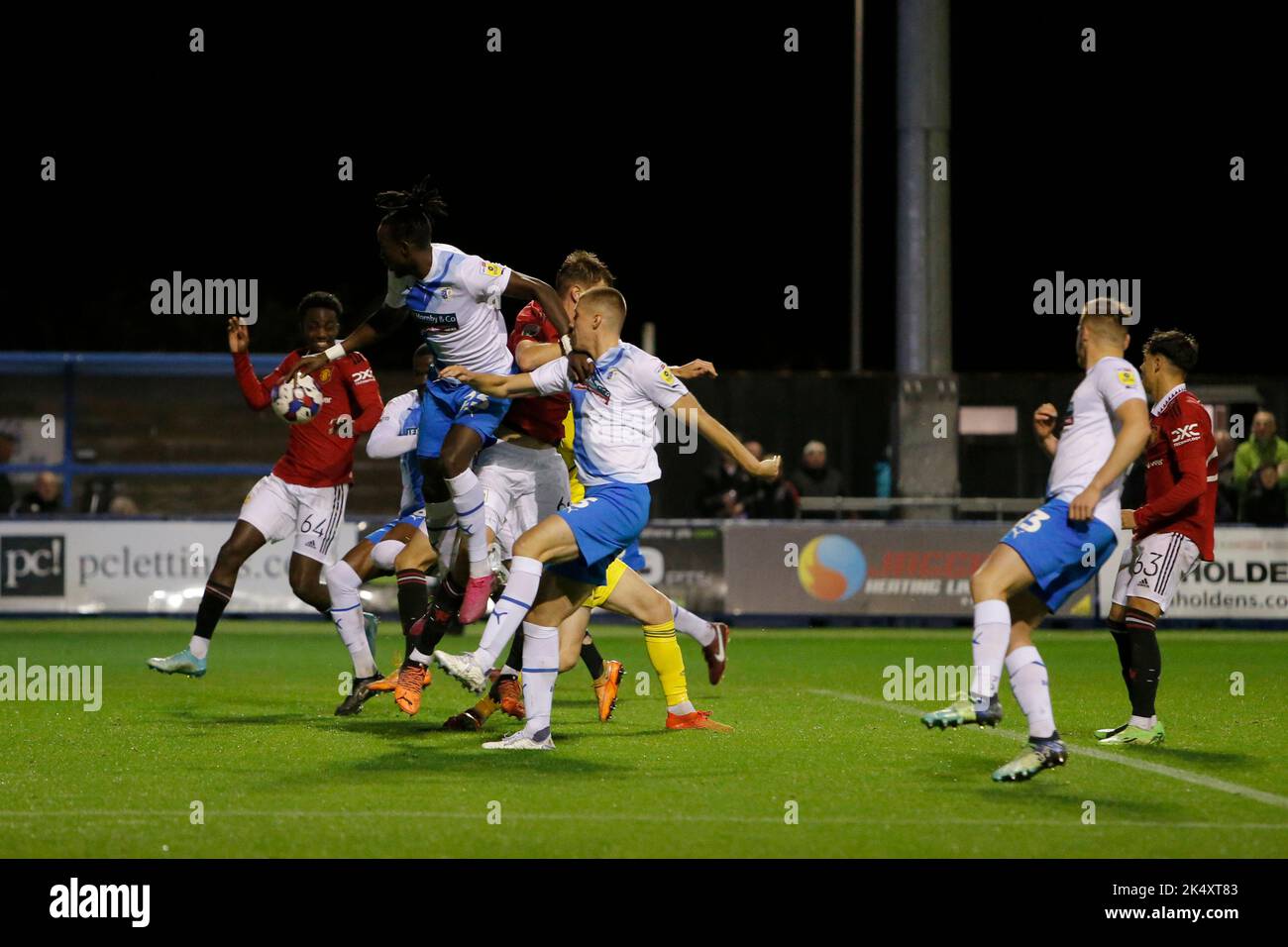 Barrow-in-Furness, Royaume-Uni. 4th octobre 2022. Tyler Fredricson de Manchester United marque son propre but lors du match de Trophée EFL entre Barrow et Manchester United à Holker Street, Barrow-in-Furness, le mardi 4th octobre 2022. (Crédit : will Matthews | MI News) crédit : MI News & Sport /Alay Live News Banque D'Images