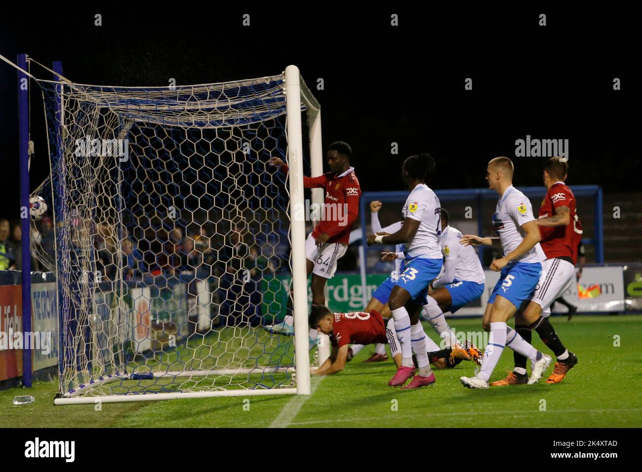 Barrow-in-Furness, Royaume-Uni. 4th octobre 2022. Tyler Fredricson de Manchester United marque son propre but lors du match de Trophée EFL entre Barrow et Manchester United à Holker Street, Barrow-in-Furness, le mardi 4th octobre 2022. (Crédit : will Matthews | MI News) crédit : MI News & Sport /Alay Live News Banque D'Images