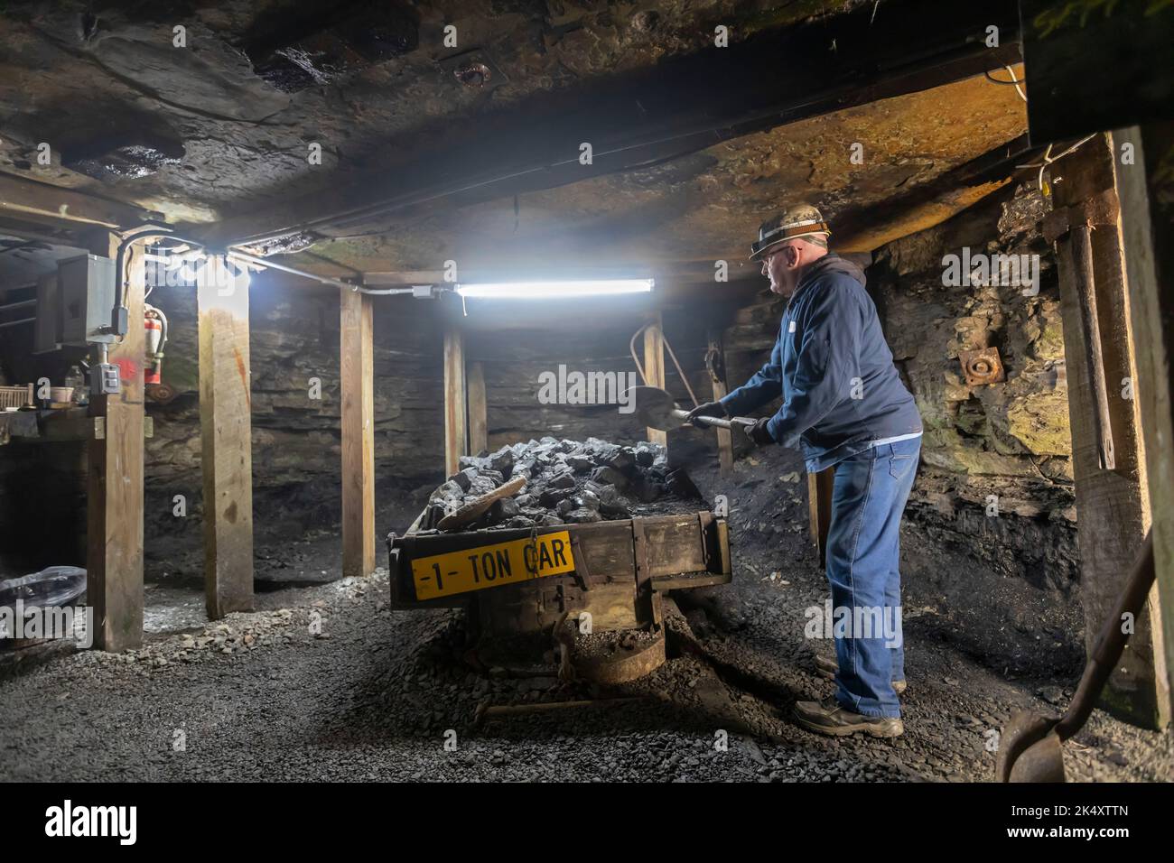 Beckley, Virginie-Occidentale - le mineur de charbon retraité Jack Turner conduit les visiteurs à une visite de la mine de charbon Beckley Exhibition. La mine de charbon à bas niveau a fonctionné Banque D'Images