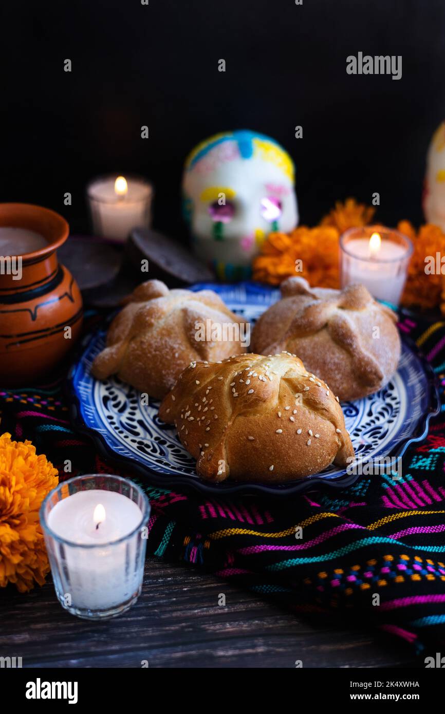 Pain mexicain sur autel avec crâne de sucre et chocolat chaud cuisine traditionnelle pour la célébration du jour des morts du Mexique Banque D'Images