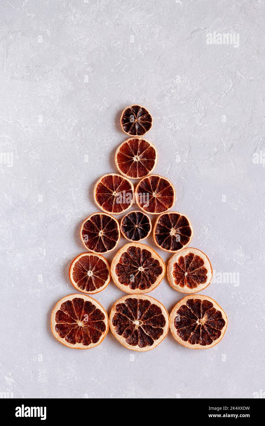 Arbre de Noël en tranches d'orange sèches, minimalisme, idée zéro déchet, vue de dessus Banque D'Images