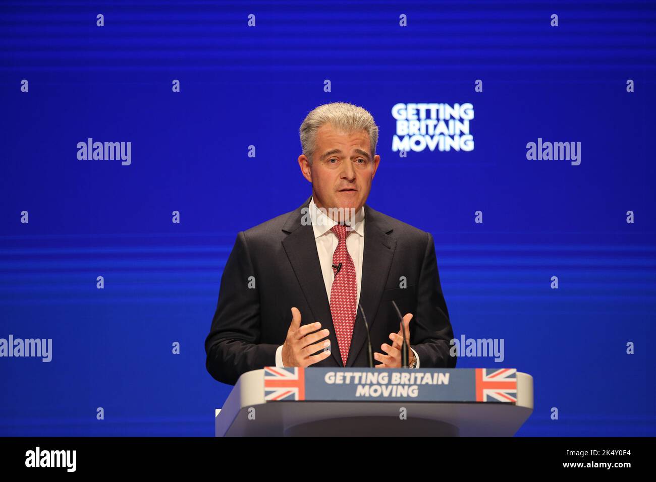 Birmingham, Royaume-Uni. 4 octobre 2022. Le secrétaire à la Justice, Brandon Lewis, prononce son discours lors de la conférence annuelle du Parti conservateur au Centre international des congrès de Birmingham. Date de la photo: Lundi 4 octobre 2022. Crédit : Isabel Infantes/Empics/Alamy Live News Banque D'Images