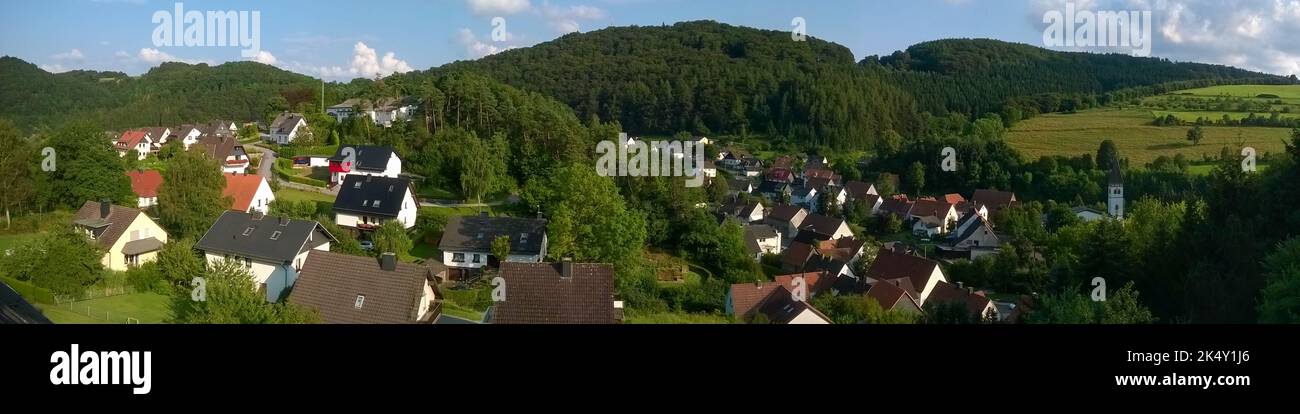 Panorama du village de Beringhausen, communauté de Marsberg dans la région de Sauerland, Allemagne Banque D'Images