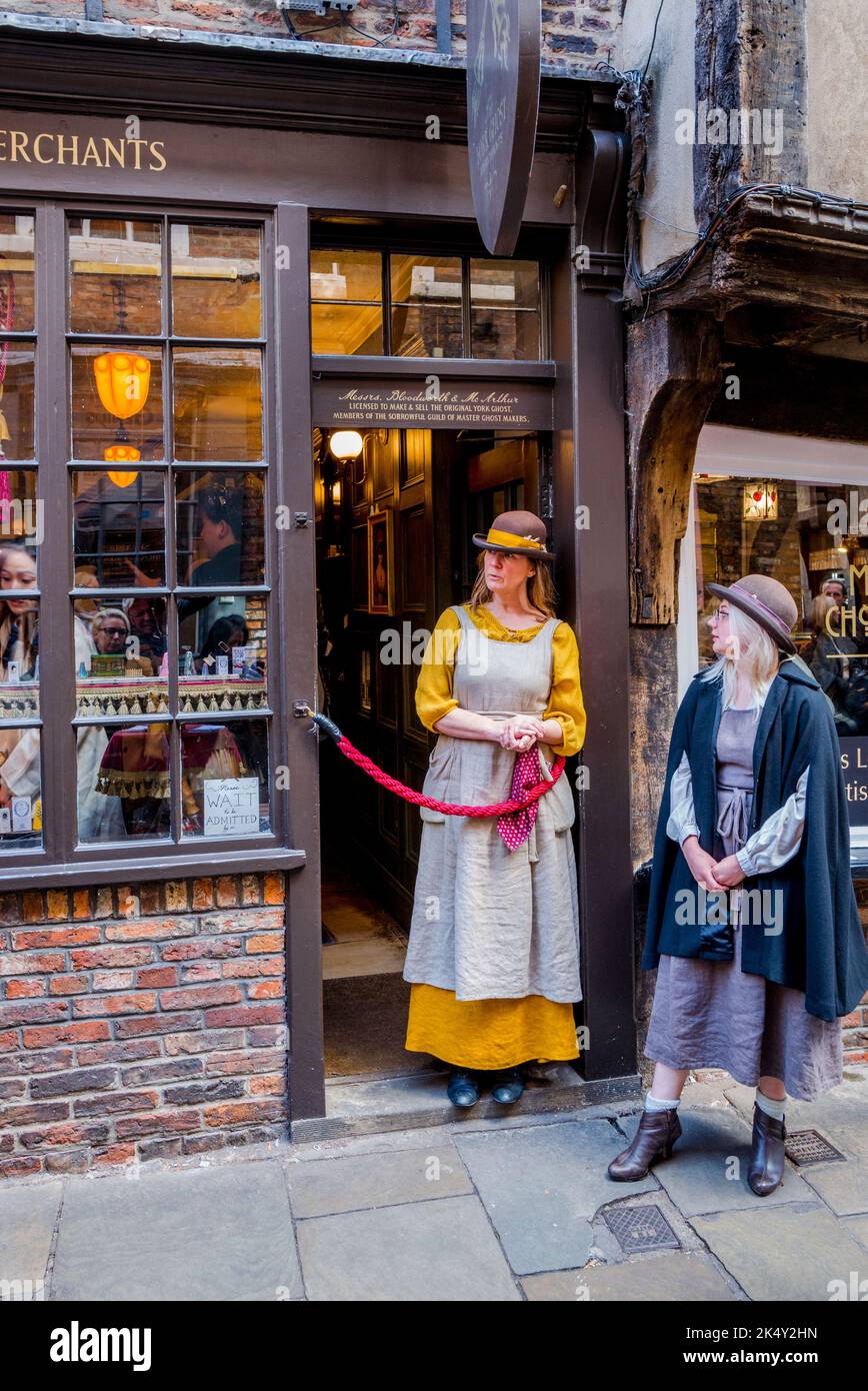 La propriétaire d'entreprise de York Ghost Merchant est située à l'extérieur de la boutique fantôme dans les Shambles, York, Yorkshire, Angleterre. Banque D'Images
