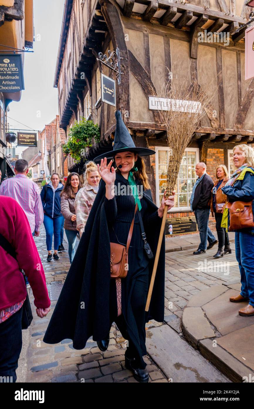 Promenades de sorcière. Visite guidée par une sorcière des rues étroites et de la voie de la ville aciente de York. Banque D'Images