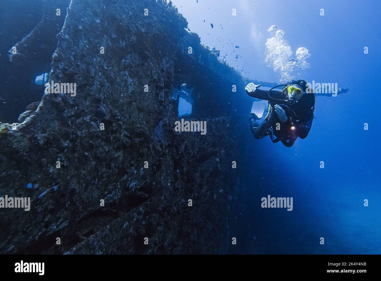 Plongée sous-marine explorant l'intérieur d'un naufrage Chrisoula K sur 30  septembre 2022 à Abu Nuhas, Mer Rouge, Egypte. Le Chrisoula K avait plus de  100 mètres de long et 15 mètres de