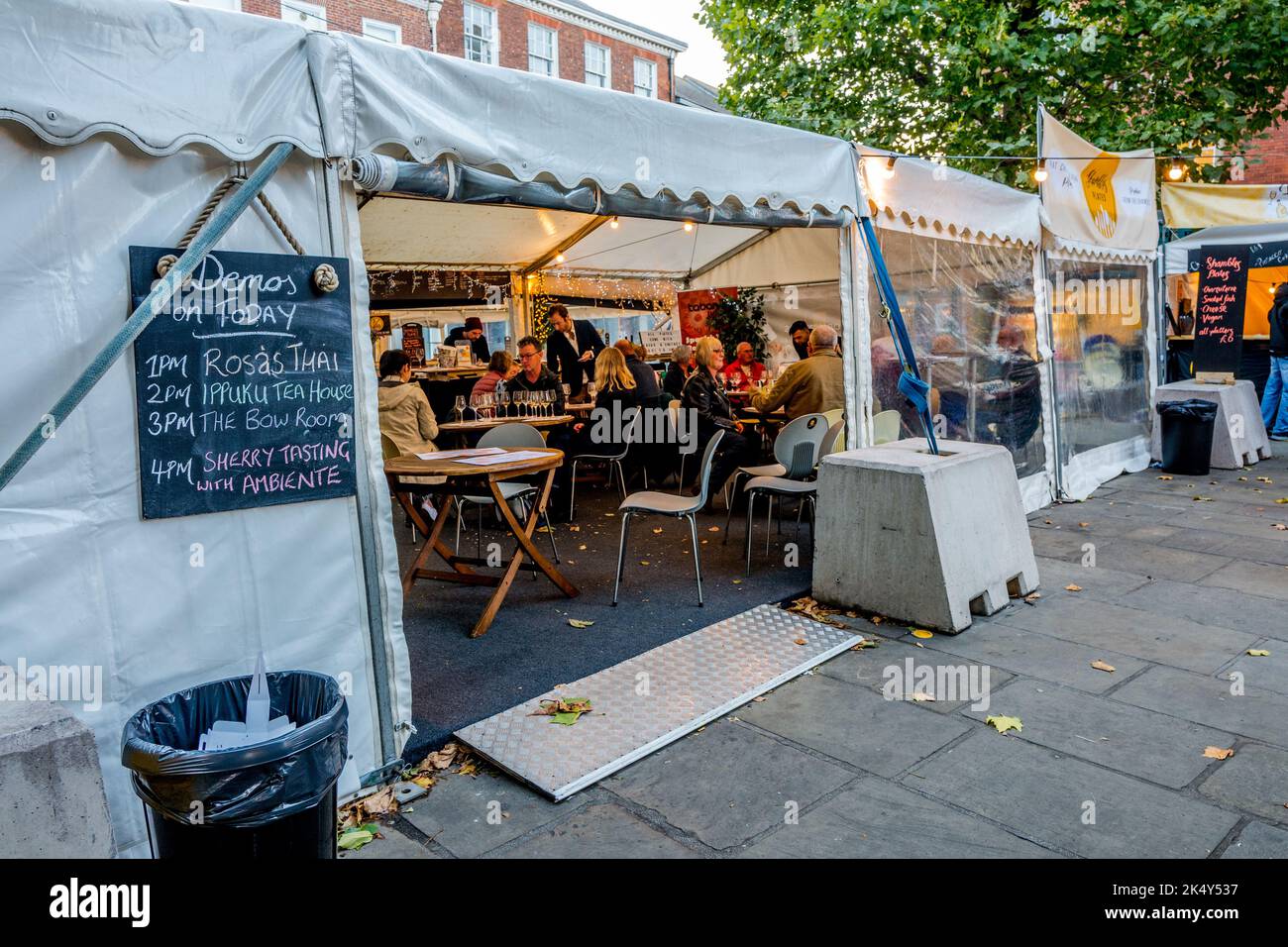 Démonstration de dégustation de vins à l'intérieur d'une tente pop-up pour permettre aux clients de goûter une variété de vins dans Parliament Street, dans la ville de York, Banque D'Images