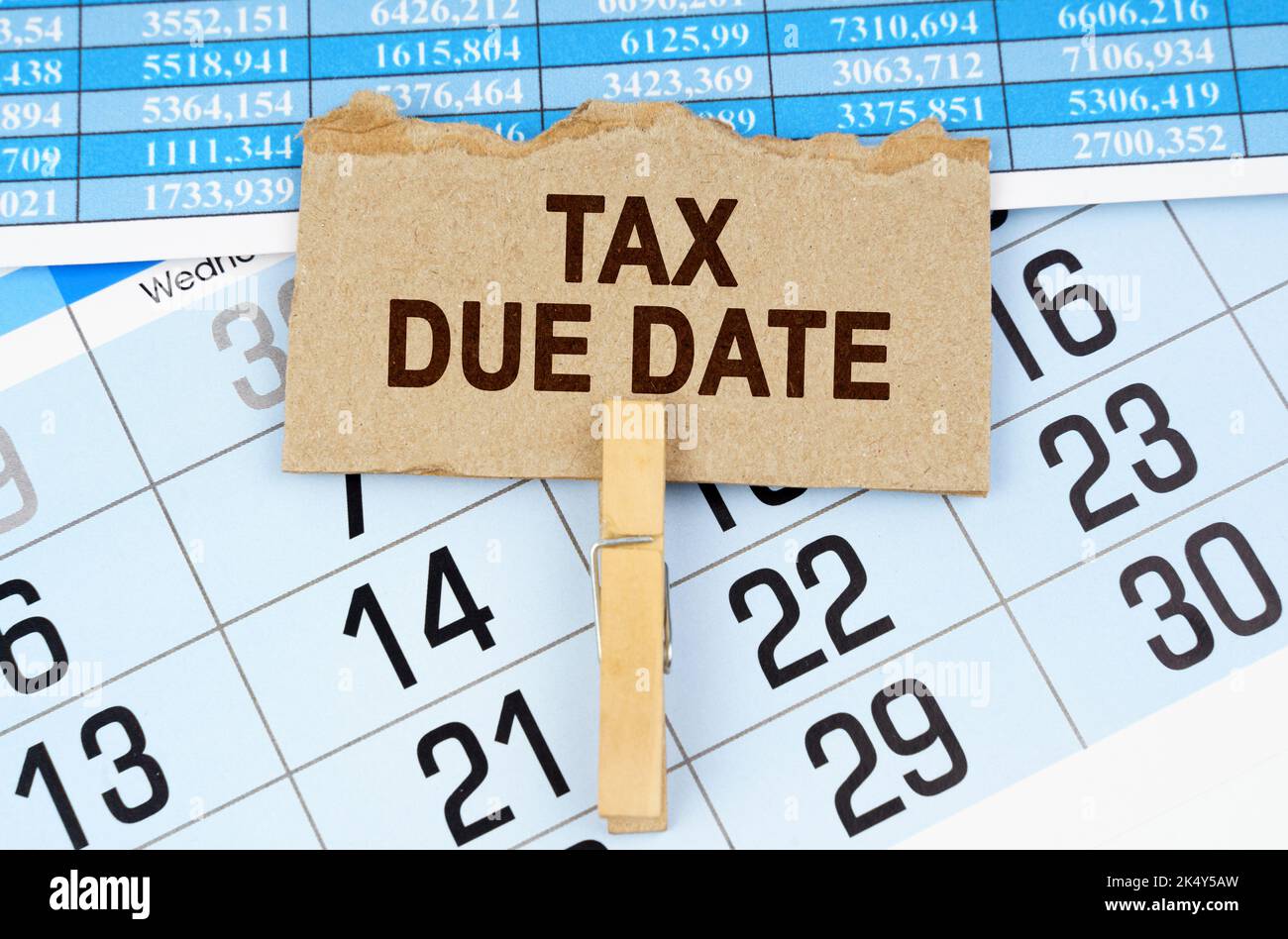Concept d'entreprise. Sur le calendrier et les documents de déclaration se trouve une plaque en