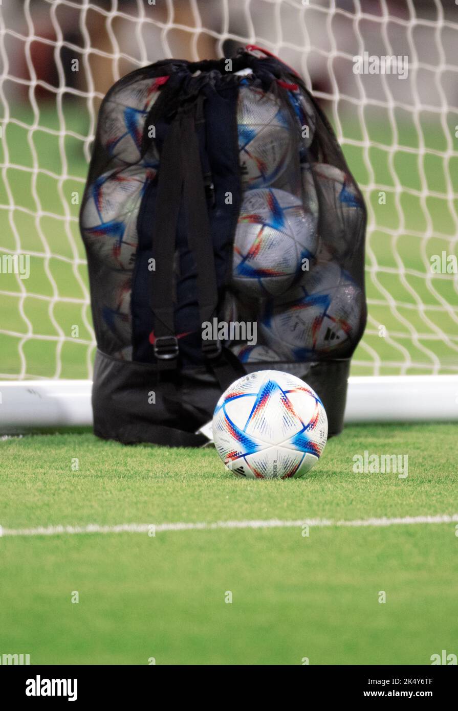Adidas Al Rihla Le Ballon Officiel De Match Pour La Coupe Du Monde Qatar Fifa T Balle Officielle Plac%c3%a9e Devant Stade Image264813878