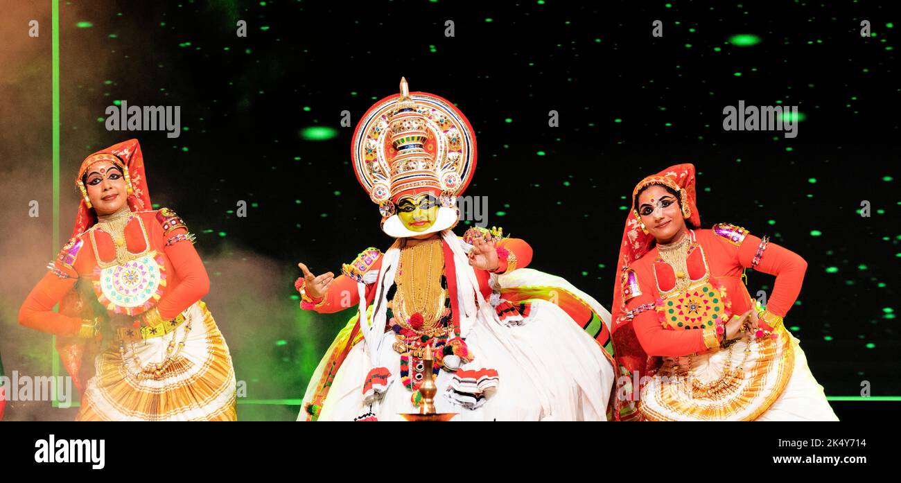 Kathakali est une forme majeure de danse indienne classique. C'est un genre d'art « de jeu », mais qui se distingue par le maquillage très coloré, Banque D'Images