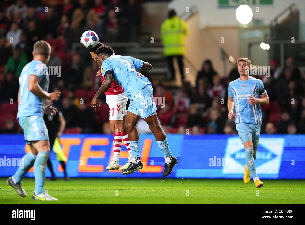 Bristol, Royaume-Uni. 4th octobre 2022. Jonathan Panzo de Coventry City et Nahki Wells de Bristol City vont pour un entête lors du match de championnat EFL Sky Bet entre Bristol City et Coventry City à Ashton Gate, Bristol, Angleterre, le 4 octobre 2022. Photo de Scott Boulton. Utilisation éditoriale uniquement, licence requise pour une utilisation commerciale. Aucune utilisation dans les Paris, les jeux ou les publications d'un seul club/ligue/joueur. Crédit : UK Sports pics Ltd/Alay Live News Banque D'Images