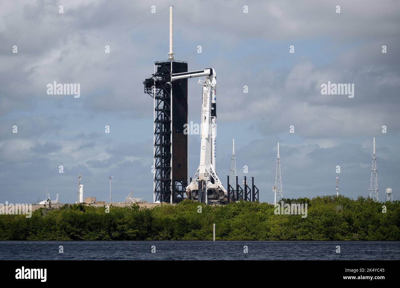 Cape Canaveral, États-Unis d'Amérique. 04 octobre 2022. La fusée SpaceX Falcon 9 avec le vaisseau spatial Crew Dragon continue de préparer le décollage prévu du complexe de lancement 39A au Kennedy Space Center, 4 octobre 2022, à Cape Canaveral, en Floride. La mission Crew-5 transportera Anna Kikina, cosmonaute de Roscosmos, Koichi Wakata, astronaute de la NASA Josh Cassada et Nicole Mann, à la Station spatiale internationale et devrait lancer 5 octobre. Credit: Joel Kowsky/NASA/Alamy Live News Banque D'Images