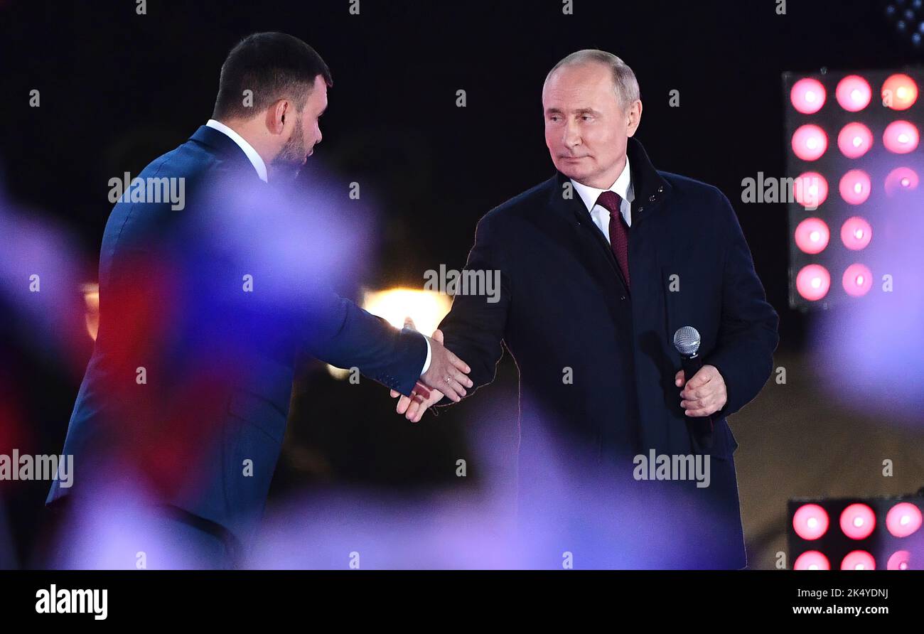 Au cours du concert rallye le choix des gens: Ensemble pour toujours en soutien à l'adhésion de la DPR, LPR, et les régions Zaporozhye et Kherson à la Russie. Avec le chef de la République populaire de Donetsk Denis Pouchilin.concert rallye le choix du peuple: Ensemble pour toujours en soutien à l'adhésion du DPR, LPR, et les régions Zaporozhye et Kherson à la Russie. Photo:Bureau des présidents de Russie Banque D'Images