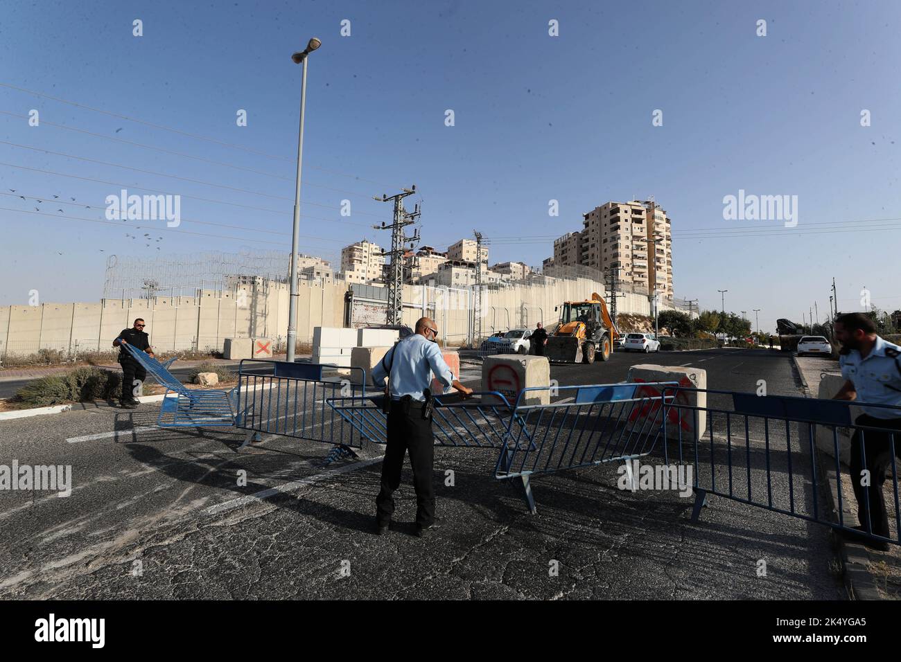 Jérusalem, Jérusalem. 4th octobre 2022. La police a établi un barrage temporaire pour Yom Kippour, le jour des Expiations, à Jérusalem, le 4 octobre 2022. Israël s'est arrêté mardi au coucher du soleil alors que les Juifs marquaient le début de Yom Kippour, le jour des Expiations et le jour le plus solennel du calendrier juif. Crédit: Muammar Awad/Xinhua/Alamy Live News Banque D'Images