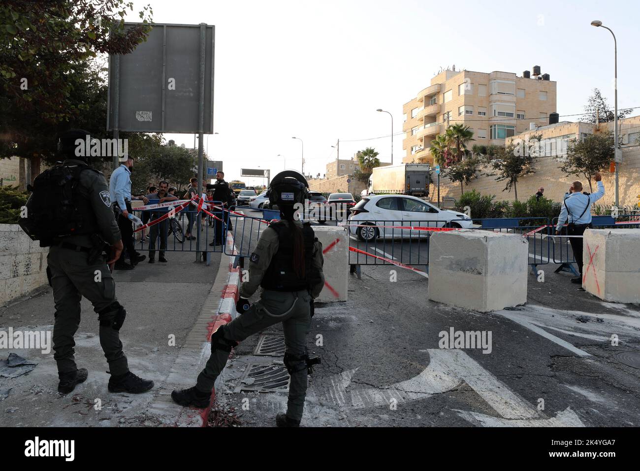 Jérusalem, Jérusalem. 4th octobre 2022. La police a établi un barrage temporaire pour Yom Kippour, le jour des Expiations, à Jérusalem, le 4 octobre 2022. Israël s'est arrêté mardi au coucher du soleil alors que les Juifs marquaient le début de Yom Kippour, le jour des Expiations et le jour le plus solennel du calendrier juif. Crédit: Muammar Awad/Xinhua/Alamy Live News Banque D'Images