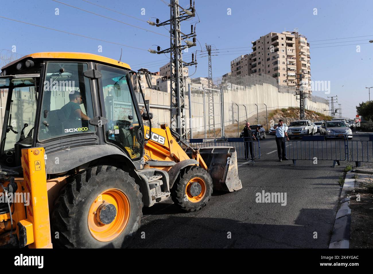 Jérusalem, Jérusalem. 4th octobre 2022. La police a établi un barrage temporaire pour Yom Kippour, le jour des Expiations, à Jérusalem, le 4 octobre 2022. Israël s'est arrêté mardi au coucher du soleil alors que les Juifs marquaient le début de Yom Kippour, le jour des Expiations et le jour le plus solennel du calendrier juif. Crédit: Muammar Awad/Xinhua/Alamy Live News Banque D'Images