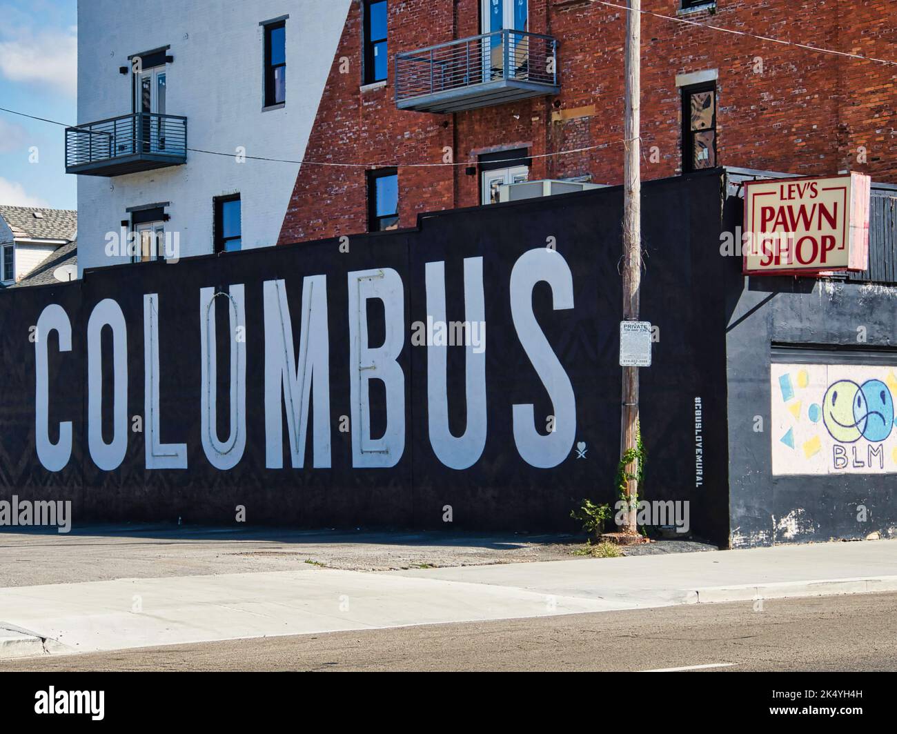 « Columbus » peint sur le côté d'un magasin de pion avec un panneau BLM Columbus Ohio Banque D'Images