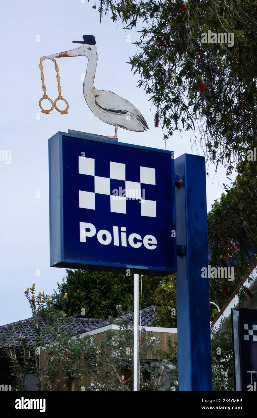 Panneau du poste de police présentant un « oiseau de prison » tenant une paire de fers à jambe dans la petite ville de Tea Gardens, Nouvelle-Galles du Sud, Australie. Banque D'Images
