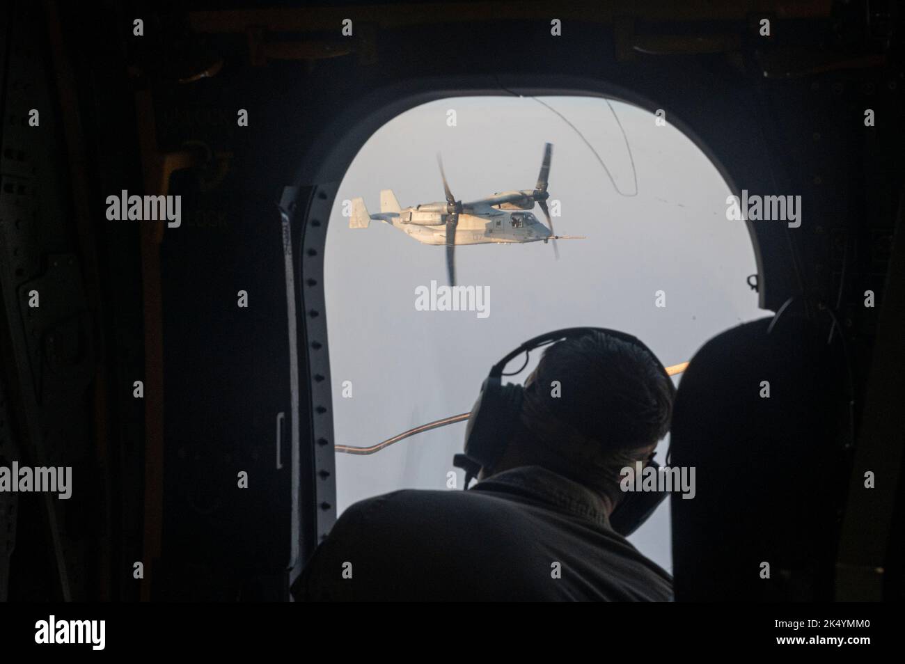 L'aviateur principal de la Force aérienne des États-Unis Kevin Ross, 81st Expeditionary Rescue Squadron (ERQS) HC-130J combat King II Loadmaster, regarde un US Marine corps MV-22 Osprey affecté au Marine Medium Tiltrotor Squadron (VMM) 163 au-dessus de la mer Rouge, le 7 septembre 2022, au cours d'une mission tactique de ravitaillement en vol. La NMQE 81st est une force de recherche et de sauvetage de combat à déploiement rapide qui peut effectuer des opérations de ravitaillement en vol tactique, des aérodromes et des aérodromes de personnel et/ou d'équipement pendant les opérations de jour ou de nuit afin de soutenir le rétablissement du personnel de combat dans la zone de responsabilité de la Force opérationnelle interarmées combinée – Corne de l'Afrique. (É.-U. A Banque D'Images