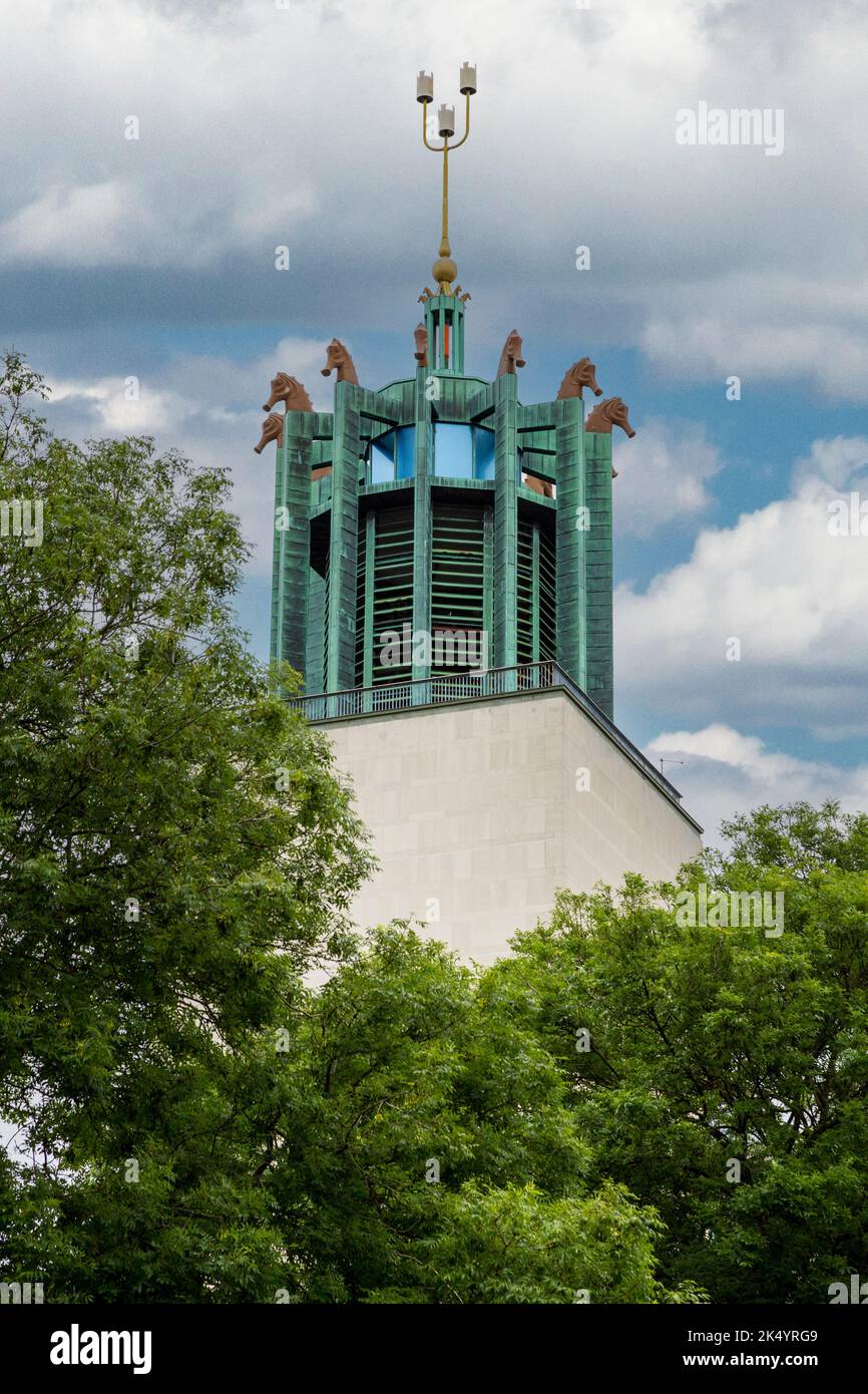 Newcastle-upon-Tyne, Angleterre, Royaume-Uni. Civic Center. Les hippocampes sur le haut de la tour par John Robert Murray McCheyne. Banque D'Images
