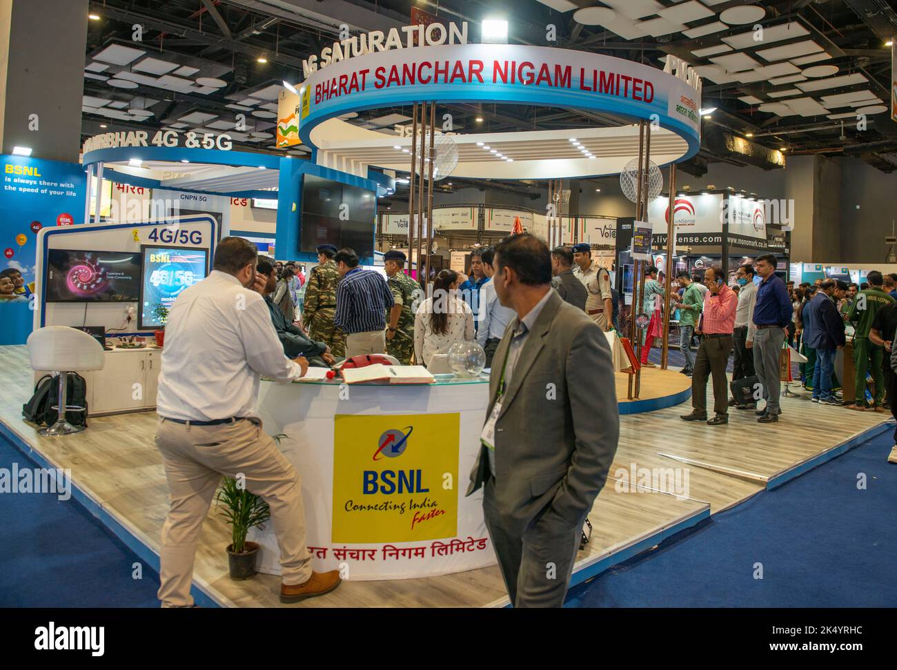 New Delhi, Inde. 04th octobre 2022. Visiteurs à BSNL (bharat Sanchar Nigam Limited) société de télécommunication du gouvernement stall pendant l'Inde Mobile Congress 2022 exposition à Pragati Maidan, New Delhi. Le Congrès mobile de l'Inde est le plus grand forum de technologie numérique en Asie. IMC s'est établi comme une plate-forme de premier plan pour rassembler l'industrie, le gouvernement, le milieu universitaire et d'autres acteurs de l'écosystème, afin de discuter et d'afficher les dernières technologies du monde. (Photo de Pradeep Gaur/SOPA Images/Sipa USA) crédit: SIPA USA/Alay Live News Banque D'Images