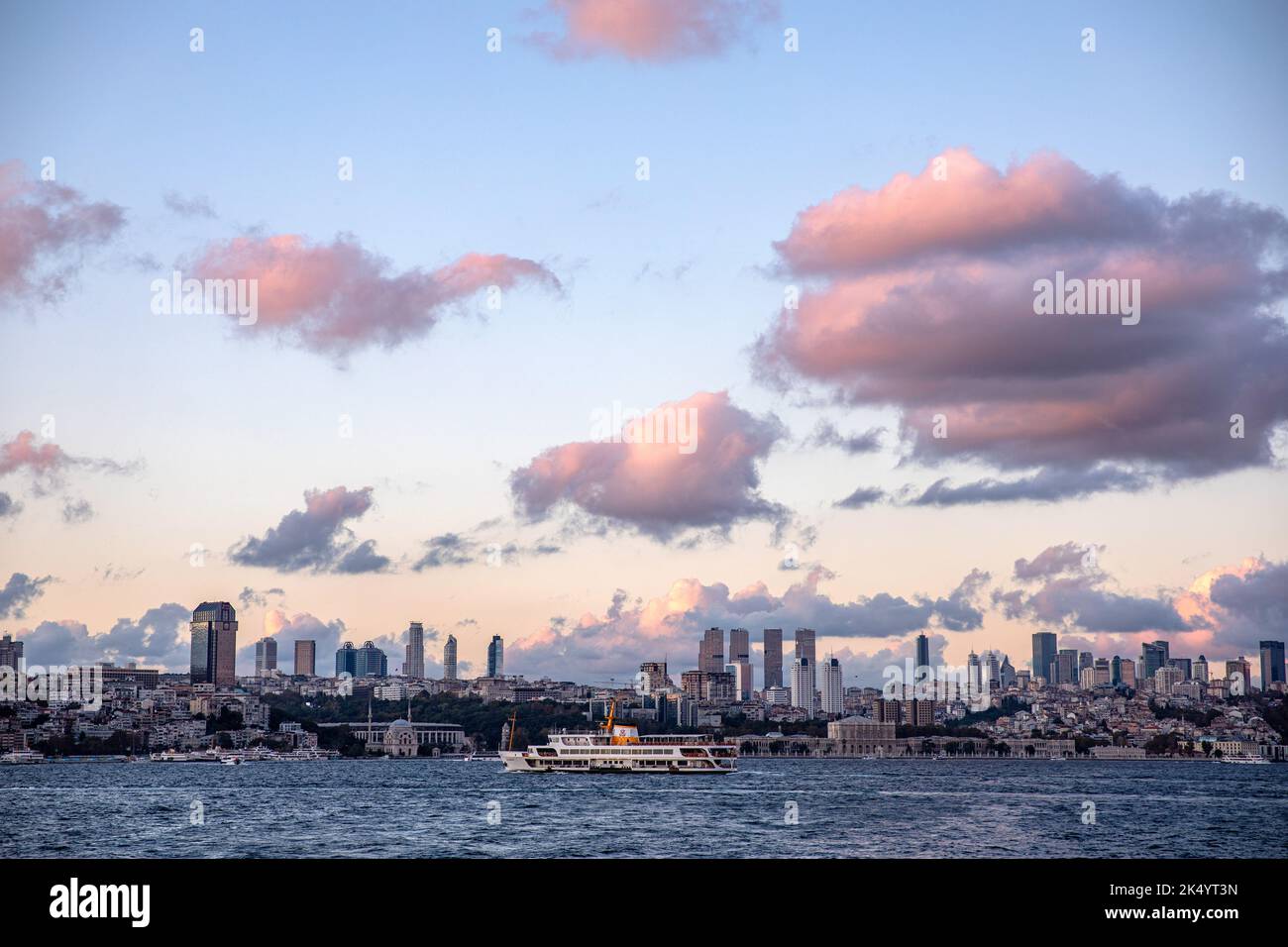 Istanbul, Turquie. 04th octobre 2022. La plaza et les bâtiments vus en arrière-plan avec les lignes de la ville ferry croisière sur le Bosphore au coucher du soleil à Istanbul. Crédit : SOPA Images Limited/Alamy Live News Banque D'Images