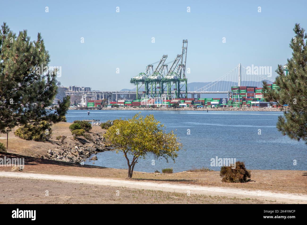 Tout en marchant dans le parc Middle Harbour Shoreline, vous pouvez voir des navires chargés ou déchargés de leurs conteneurs. Banque D'Images