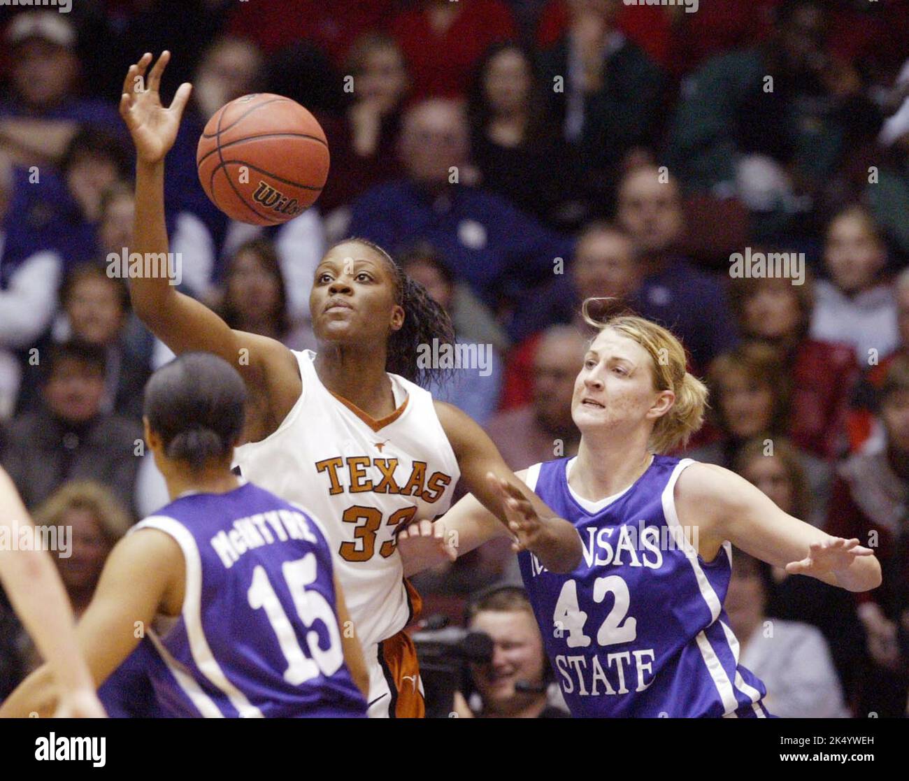 Kansas City, États-Unis. 10th mars 2005. Tiffany Jackson, au centre du Texas, reçoit un laissez-passer tandis que Twiggy McIntyre, à gauche, et Brie Madden l'entourent lors de leur match du tournoi de basketball féminin de la conférence Big 12 à Kansas City, Missouri, jeudi, à 10 mars 2005. (Photo par Allison long/The Kansas City Star/TNS/Sipa USA) crédit : SIPA USA/Alay Live News Banque D'Images