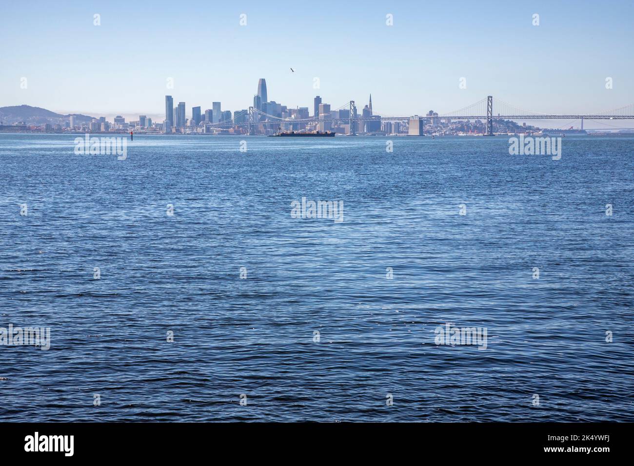 Tout en marchant dans le parc Middle Harbour Shoreline, vous pouvez voir des navires arrivant au port d'Oakland, avec une vue imprenable sur San Francisco dans le b Banque D'Images