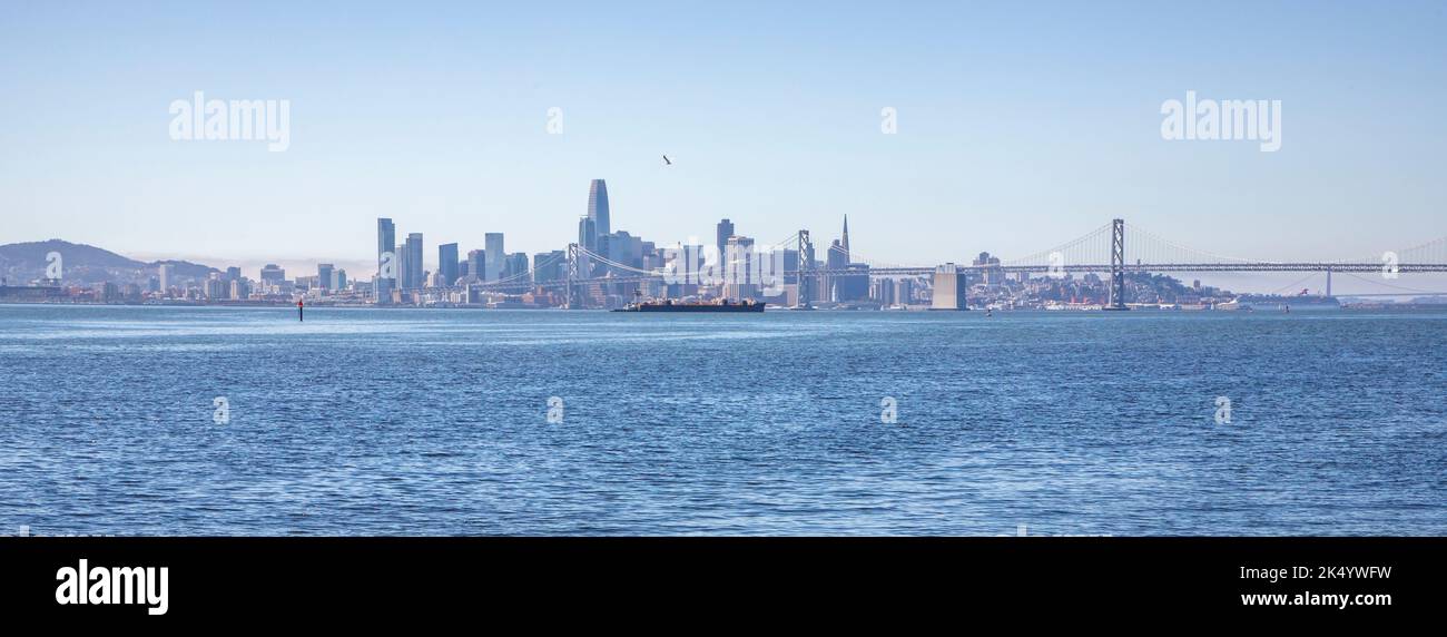 Tout en marchant dans le parc Middle Harbour Shoreline, vous pouvez voir des navires arrivant au port d'Oakland, avec une vue imprenable sur San Francisco dans le b Banque D'Images